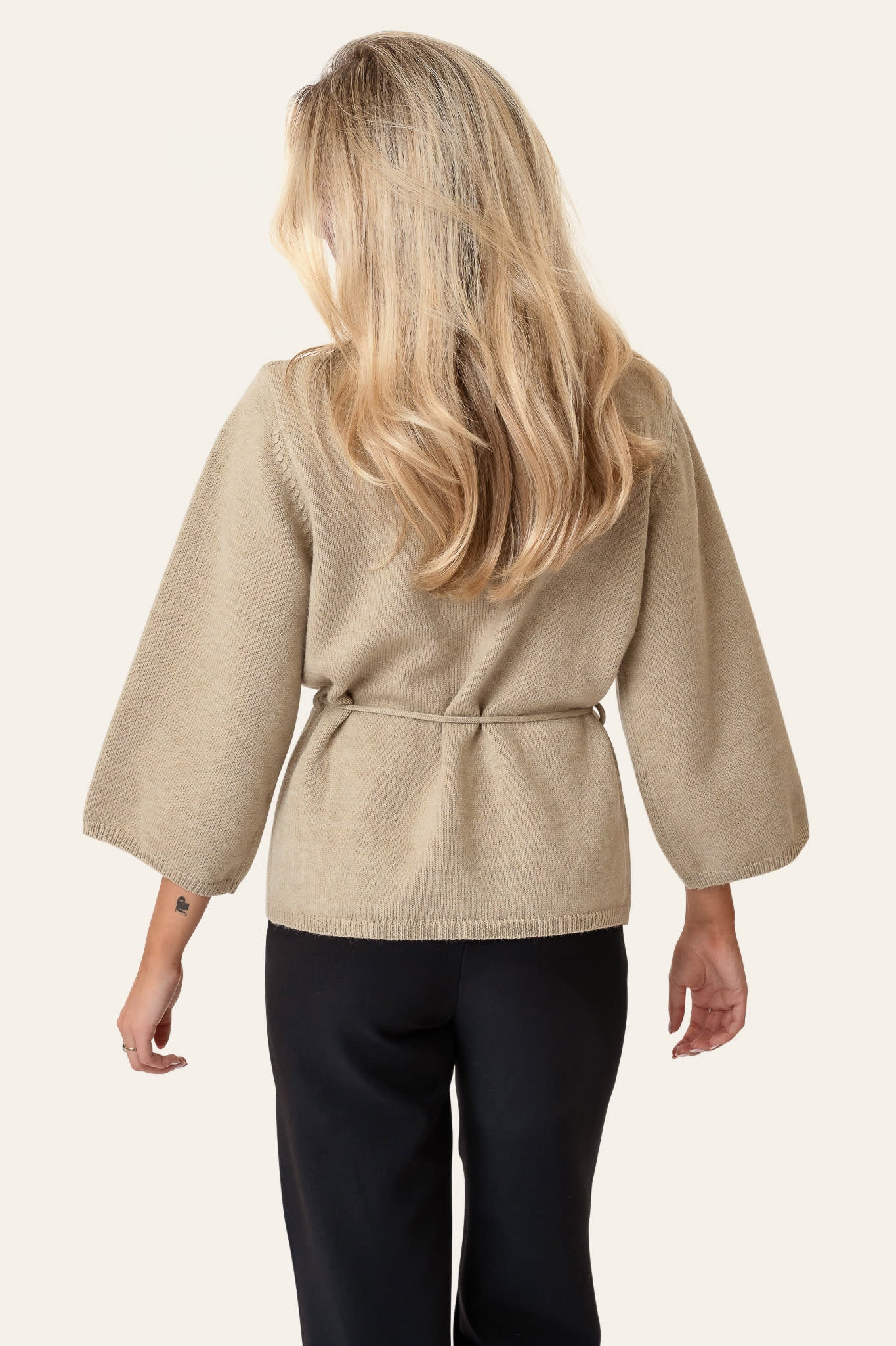 Emilie | Elegant Slå-Om Cardigan I Beige Med Bælte