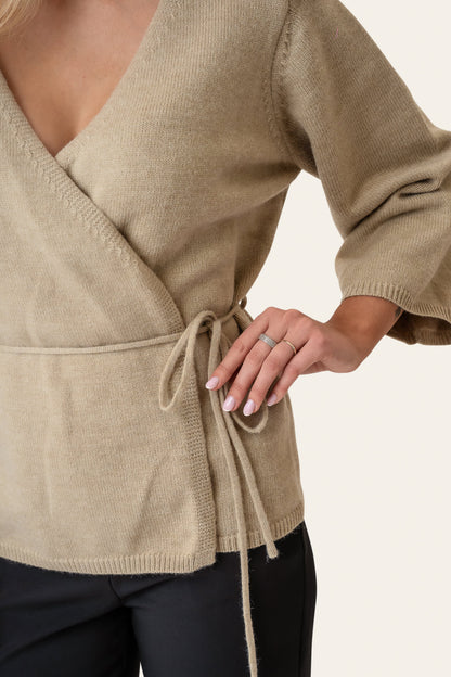 Emilie | Elegant Slå-Om Cardigan I Beige Med Bælte