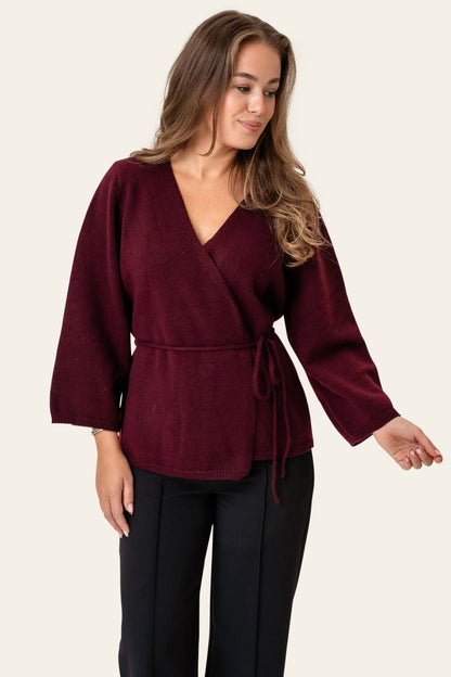 Astrid | Elegant Slå-Om Cardigan I Bordeaux Med Bælte