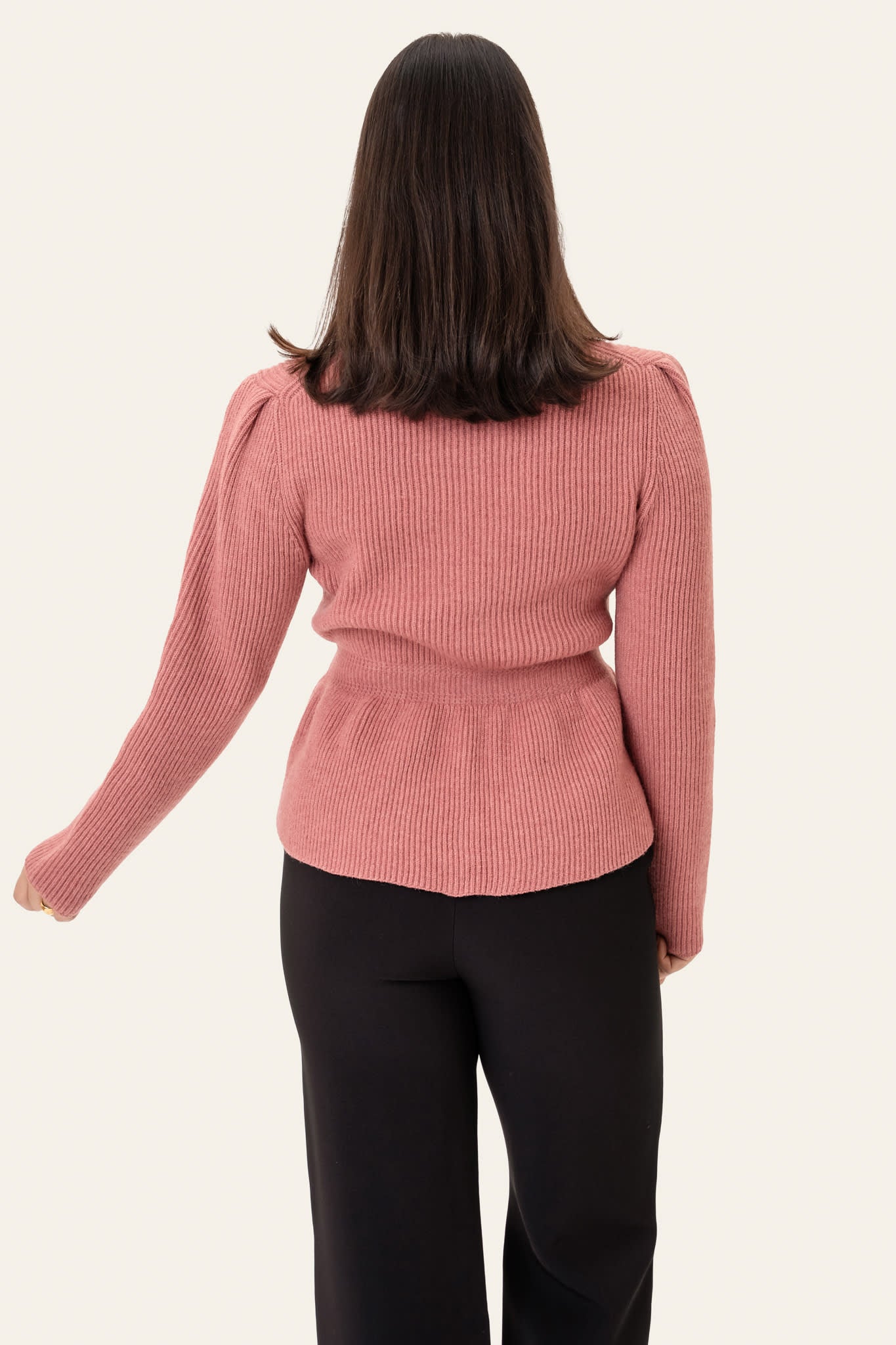 Tilde | Ribstrikket Bluse I Dusty Rose Med Feminin Talje