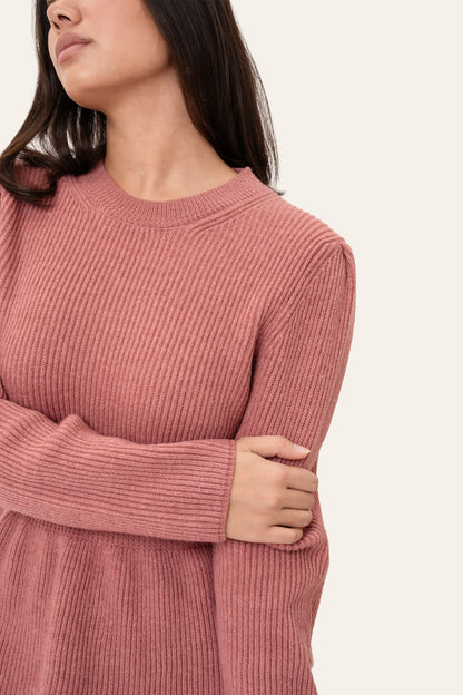 Tilde | Ribstrikket Bluse I Dusty Rose Med Feminin Talje