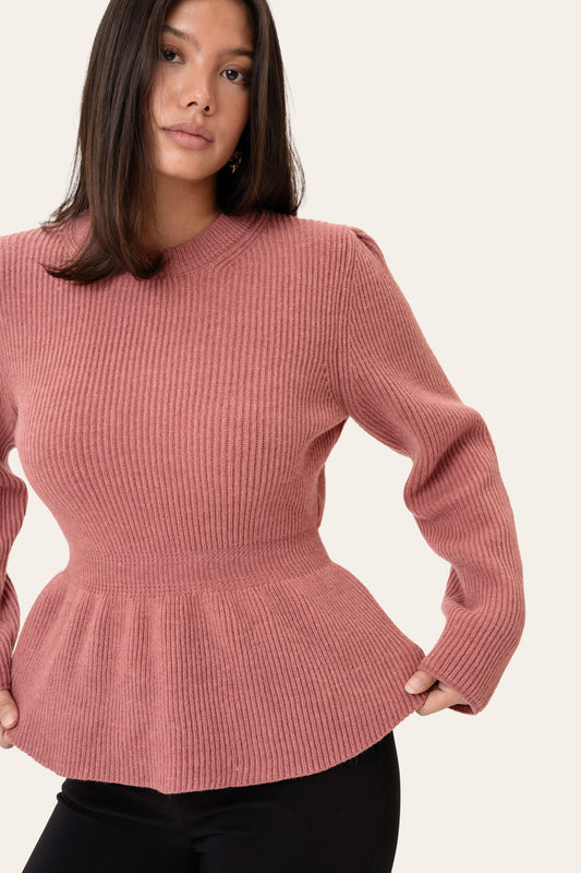 Tilde | Ribstrikket Bluse I Dusty Rose Med Feminin Talje