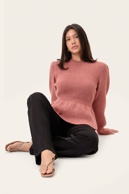 Tilde | Ribstrikket Bluse I Dusty Rose Med Feminin Talje