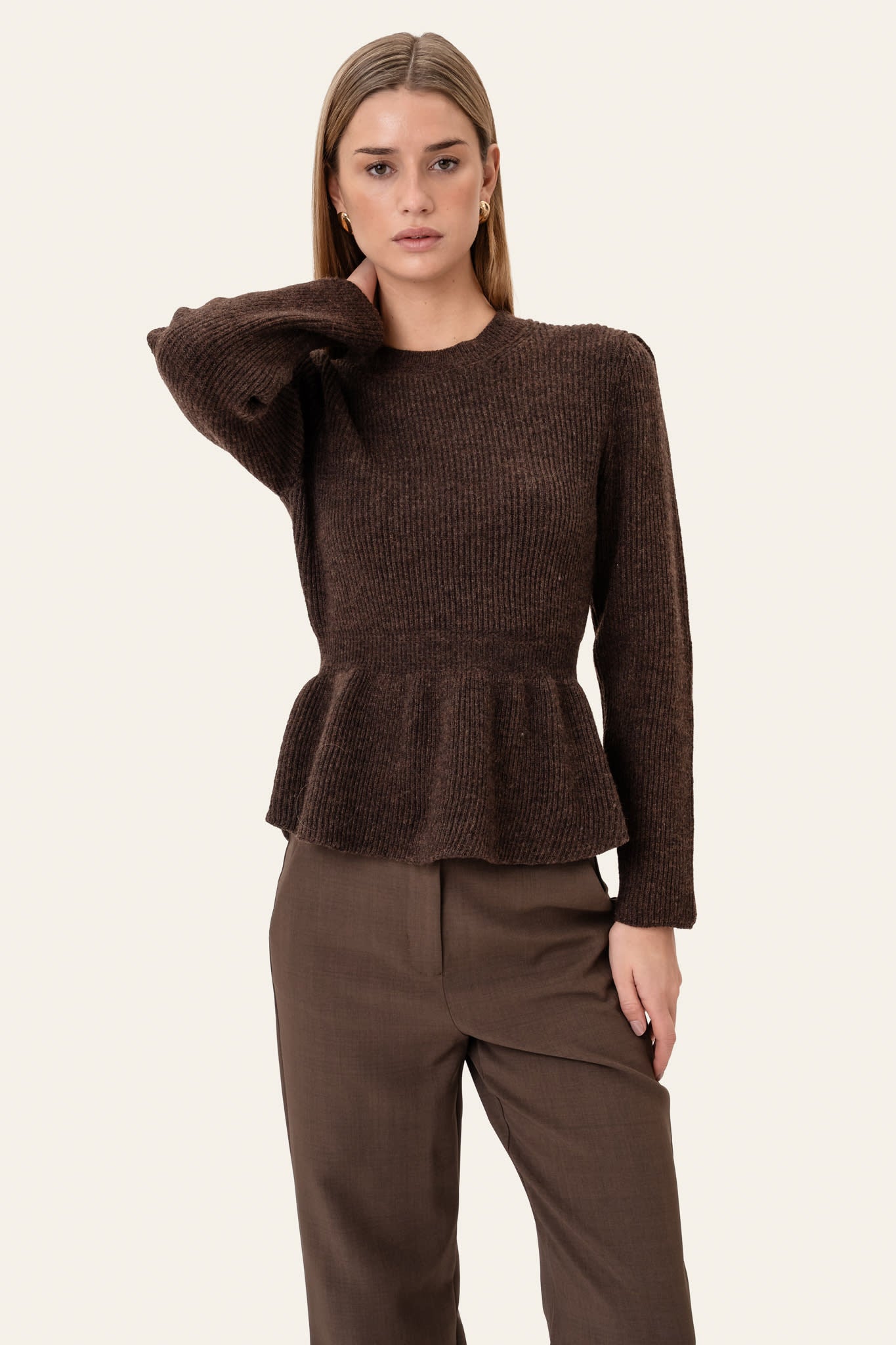 Marie | Ribstrikket Bluse I Mørkebrun Med Feminin Talje