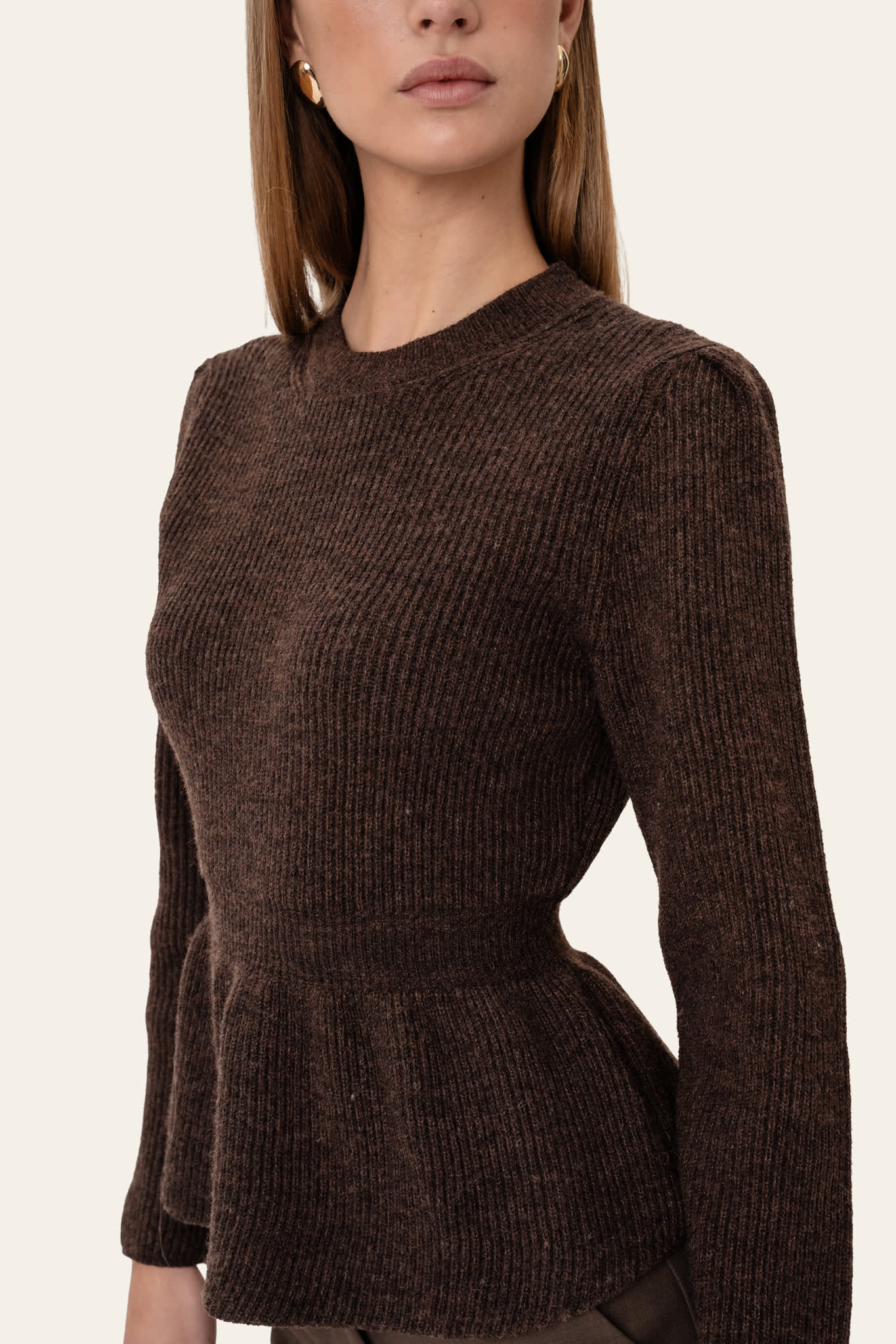 Marie | Ribstrikket Bluse I Mørkebrun Med Feminin Talje