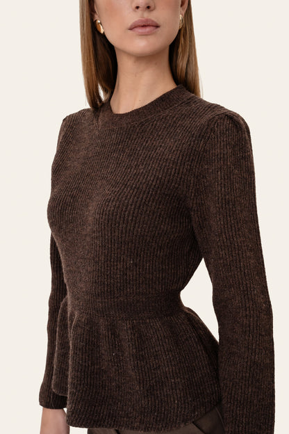 Marie | Ribstrikket Bluse I Mørkebrun Med Feminin Talje