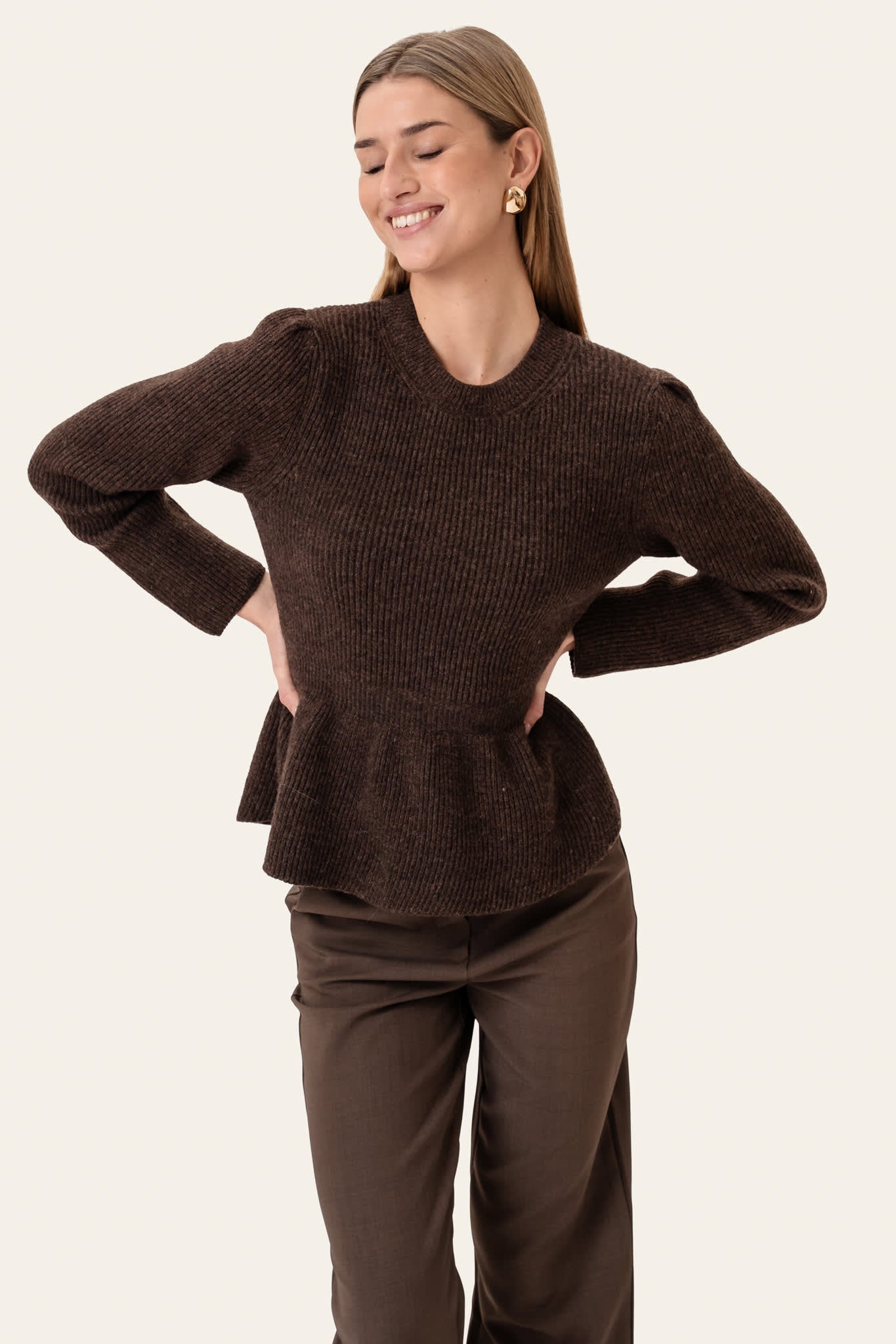 Marie | Ribstrikket Bluse I Mørkebrun Med Feminin Talje