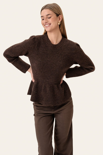 Marie | Ribstrikket Bluse I Mørkebrun Med Feminin Talje