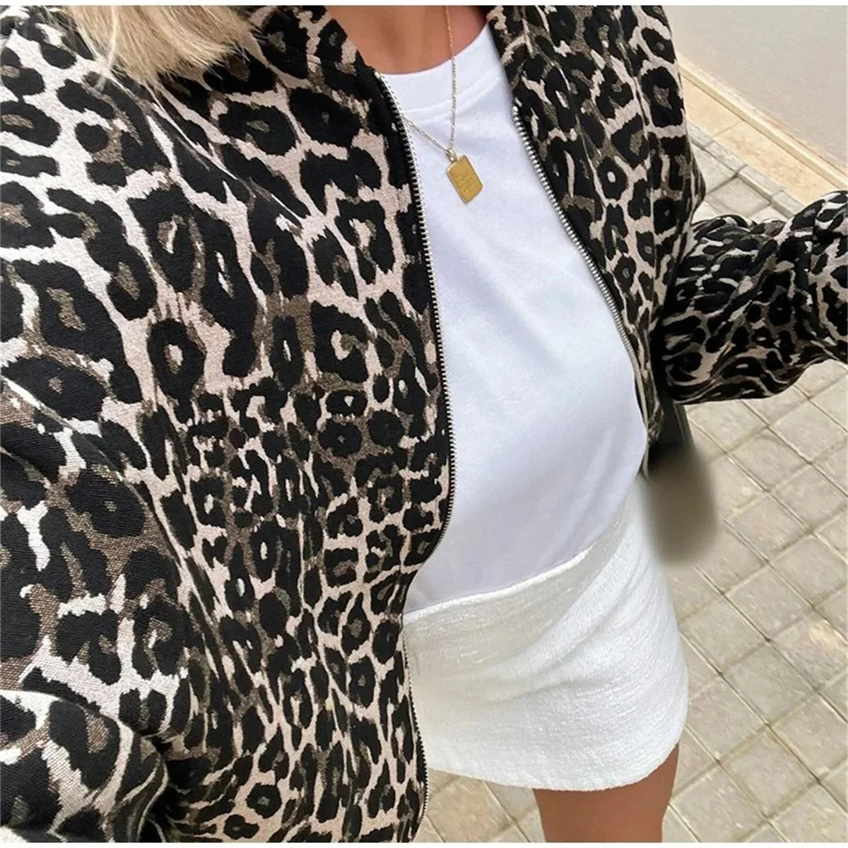 Katrine | Bomberjakke med Leopardprint, Lynlås & Komfortabel Pasform
