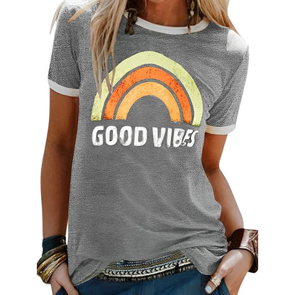 Afslappet og farverig grafisk T-shirt