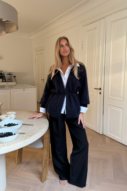 Andrea | Slå-Om Cardigan I Marineblå Med Bælte Og Uld