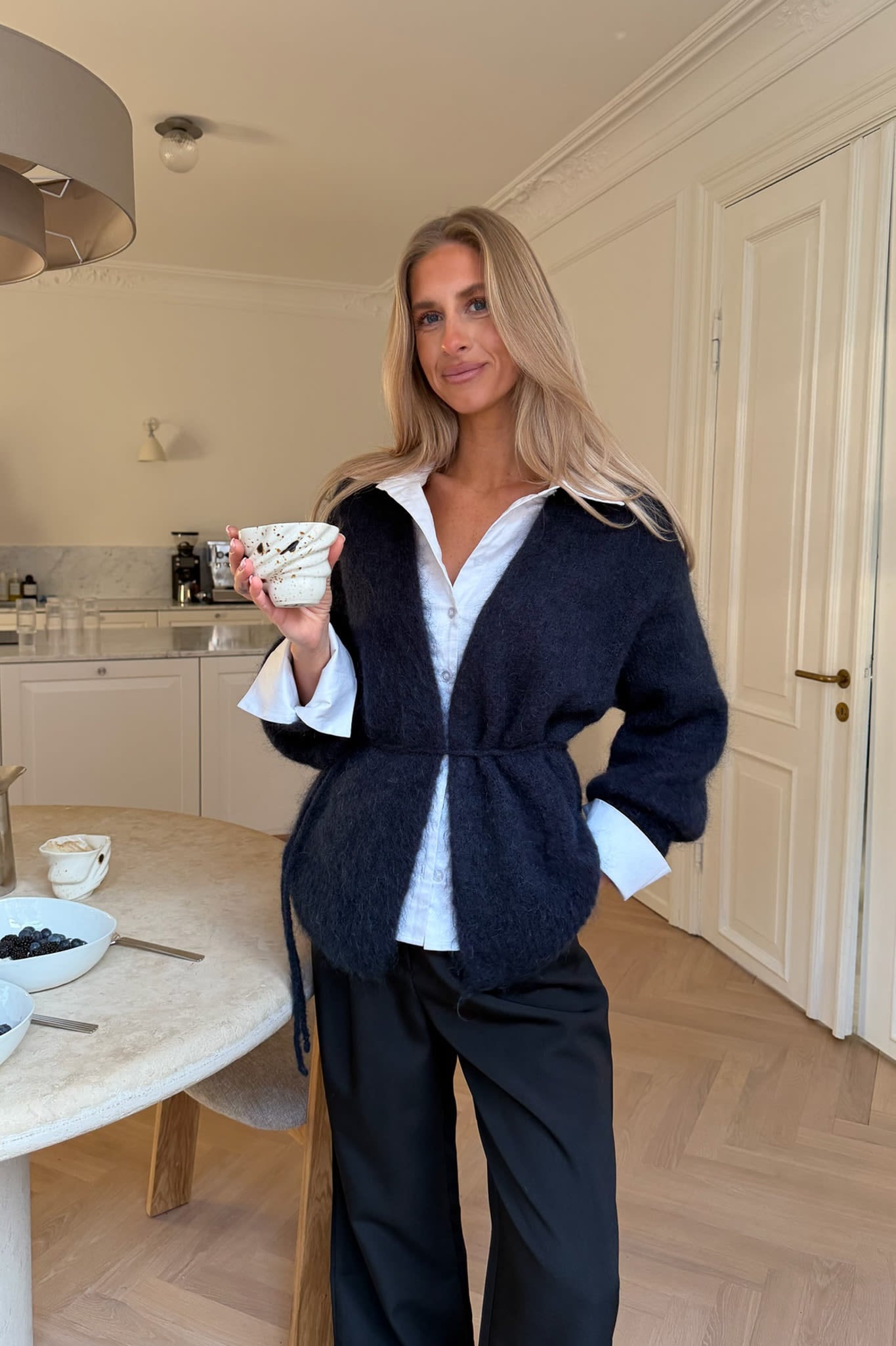 Andrea | Slå-Om Cardigan I Marineblå Med Bælte Og Uld