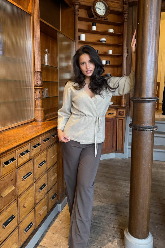 Emilie | Elegant Slå-Om Cardigan I Beige Med Bælte