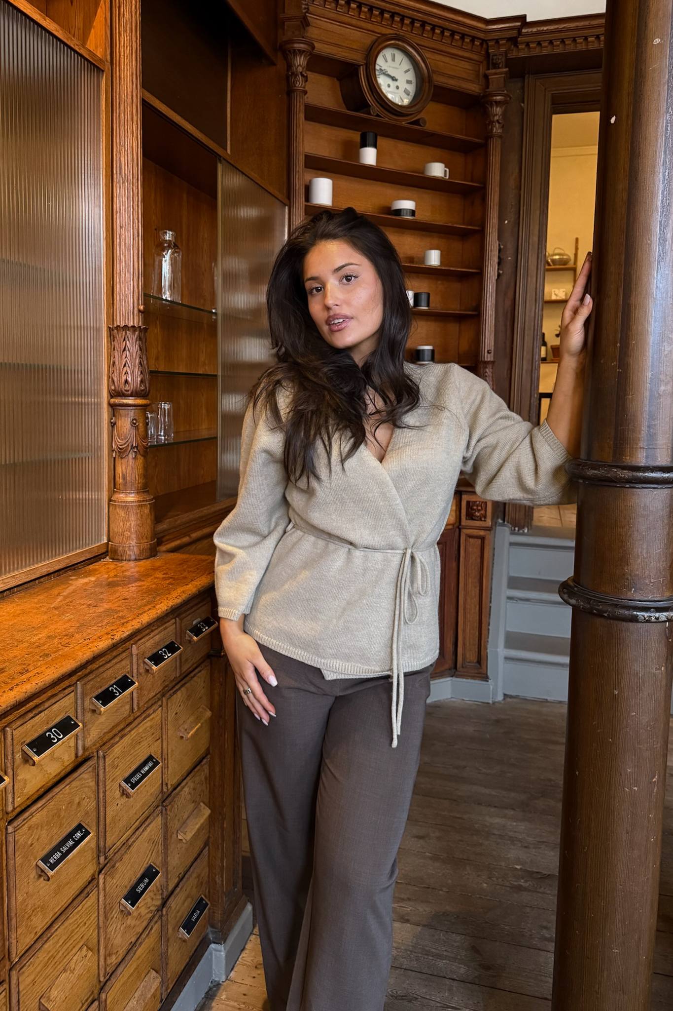 Emilie | Elegant Slå-Om Cardigan I Beige Med Bælte