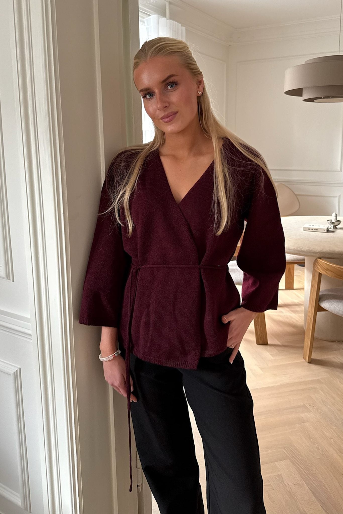 Astrid | Elegant Slå-Om Cardigan I Bordeaux Med Bælte
