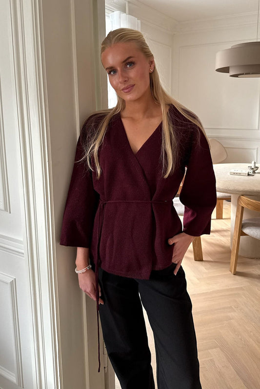 Astrid | Elegant Slå-Om Cardigan I Bordeaux Med Bælte