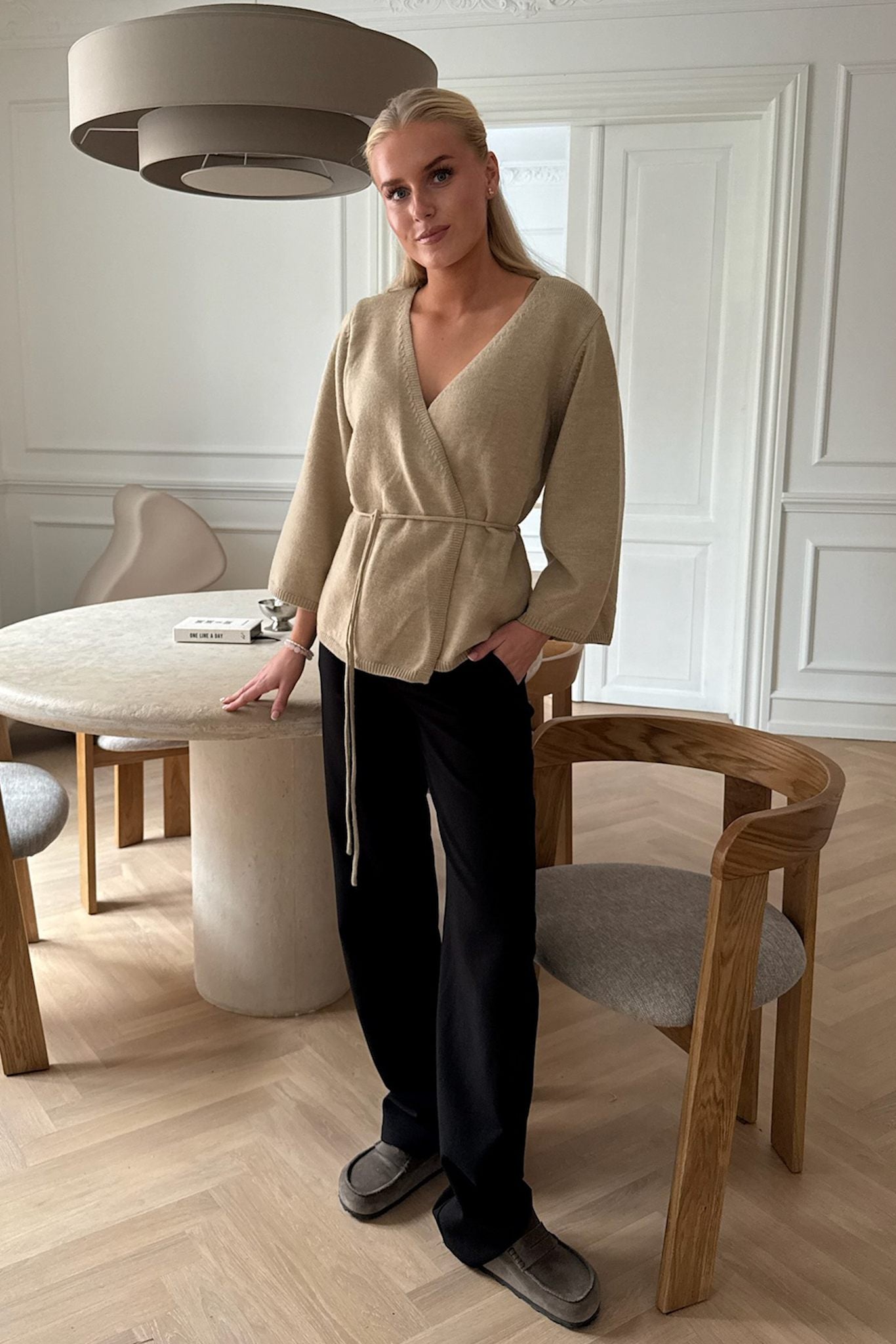 Emilie | Elegant Slå-Om Cardigan I Beige Med Bælte