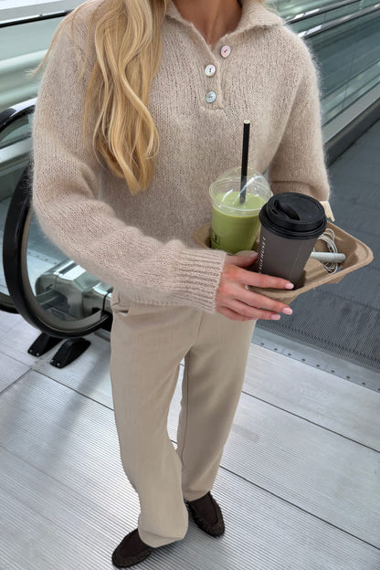 Emma | Strikket Polotrøje I Beige Med Klassisk Krave