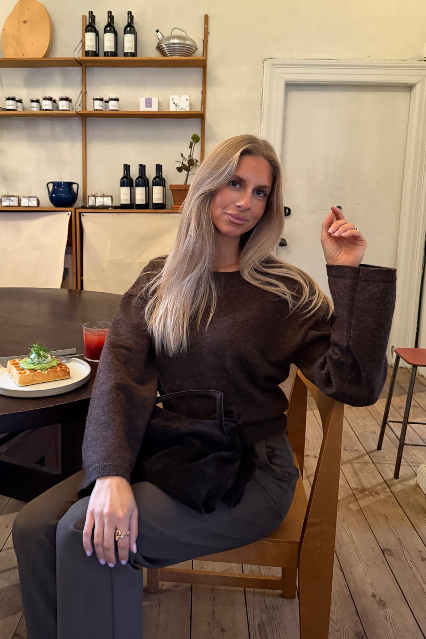 Laura | Blød Strikket Sweater I Mørkebrun Med Rund Hals