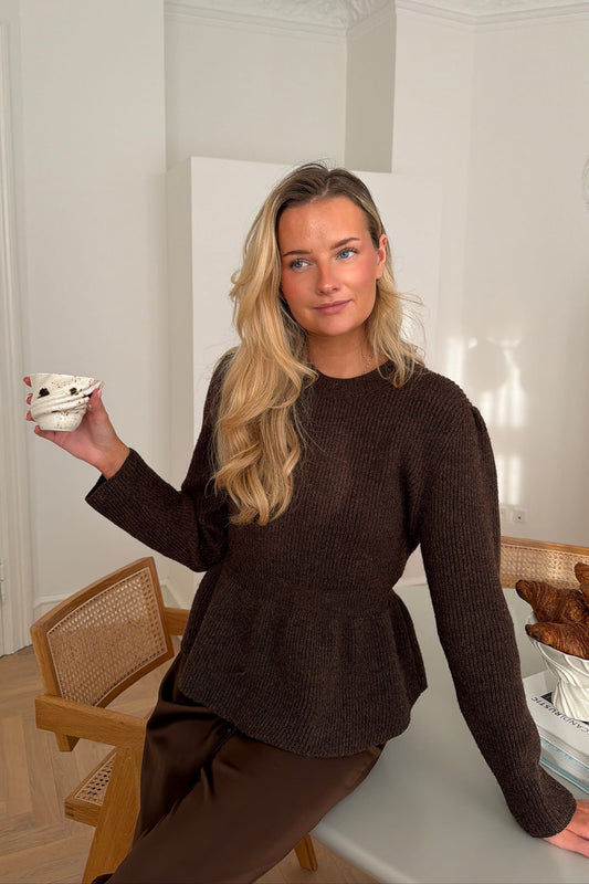 Marie | Ribstrikket Bluse I Mørkebrun Med Feminin Talje