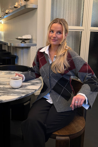 Sofia | Elegant Uldcardigan I Grå Argyle Med Bordeaux