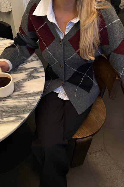 Sofia | Elegant Uldcardigan I Grå Argyle Med Bordeaux
