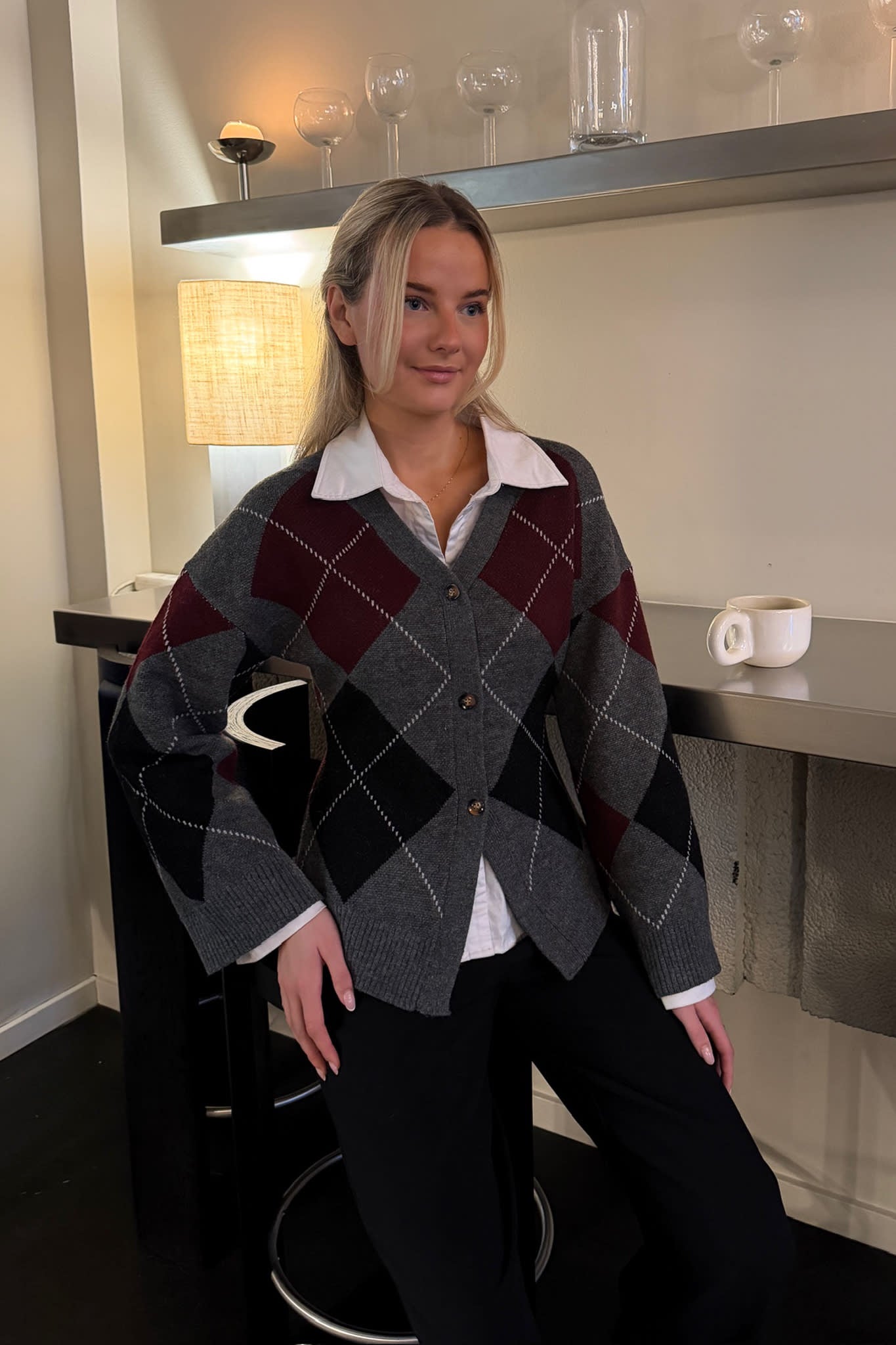 Sofia | Elegant Uldcardigan I Grå Argyle Med Bordeaux