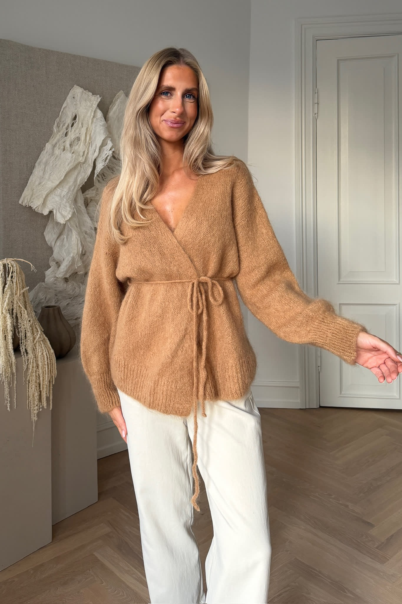 Isabella | Slå-Om Cardigan I Camel Med Bælte Og Uld