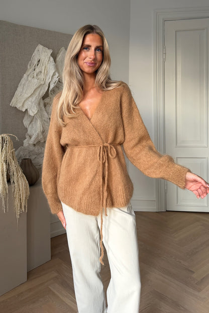 Isabella | Slå-Om Cardigan I Camel Med Bælte Og Uld