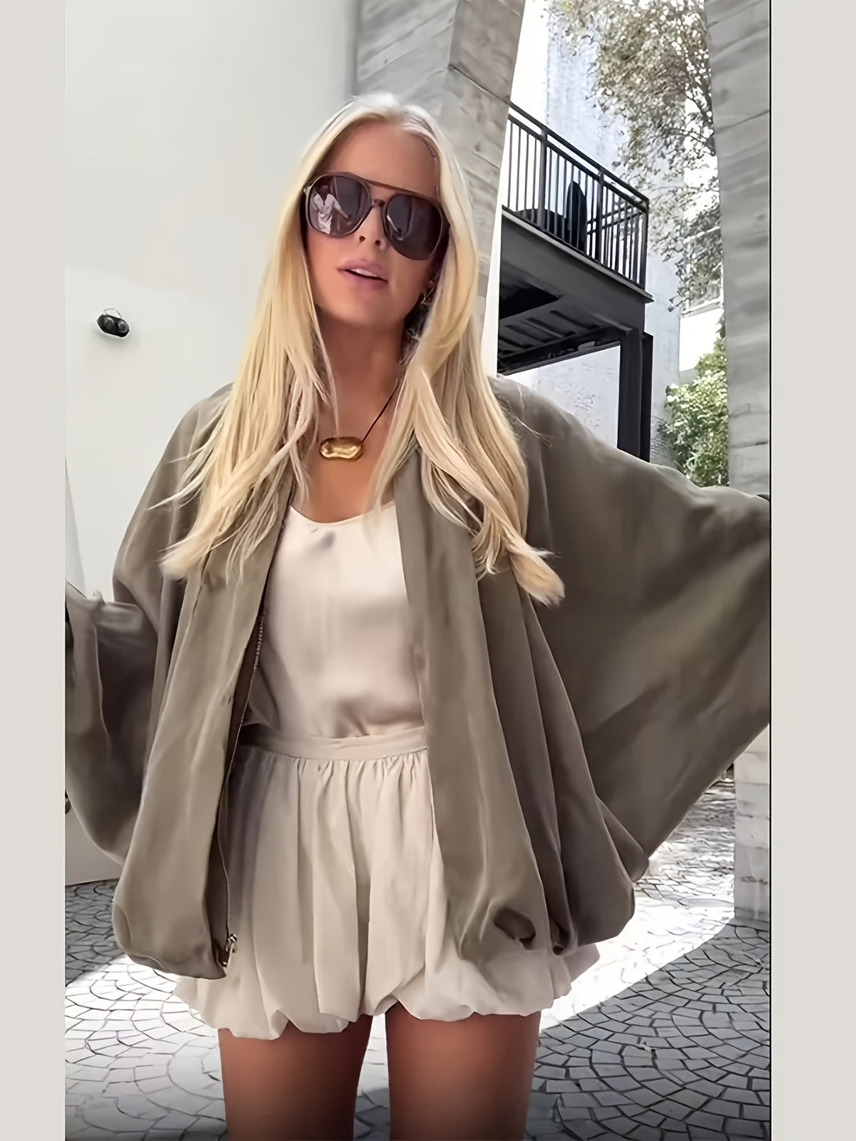 Ragna | Oversized Jakke med Hætte, Lynlås og Rummelig Pasform