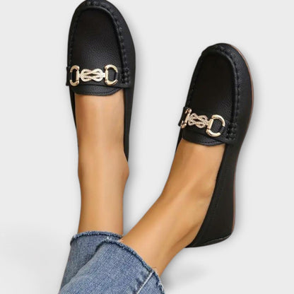 Luna - Slip-on loafers med afrundet tå og kædedetalje