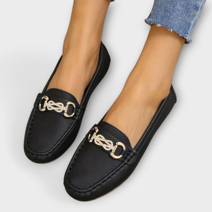 Luna - Slip-on loafers med afrundet tå og kædedetalje