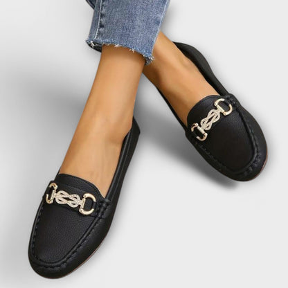 Luna - Slip-on loafers med afrundet tå og kædedetalje