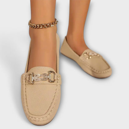 Luna - Slip-on loafers med afrundet tå og kædedetalje