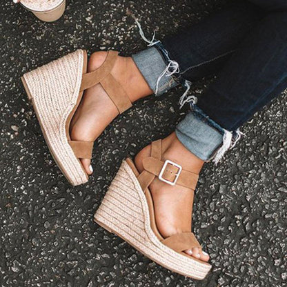 Lila – Espadrille kilehælsandaler med justerbar ankelrem