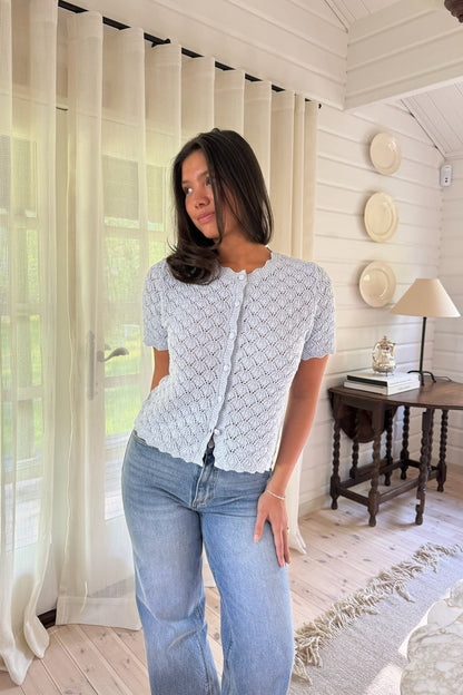 Julie | Feminin Strikket Cardigan I Blå Med Mønster