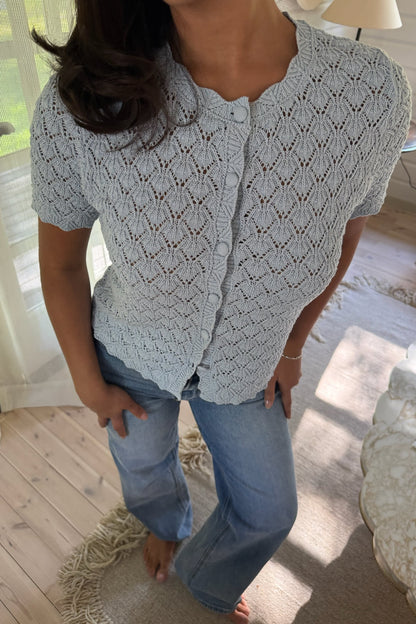 Julie | Feminin Strikket Cardigan I Blå Med Mønster