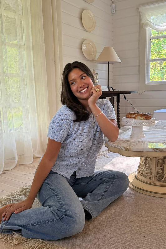 Julie | Feminin Strikket Cardigan I Blå Med Mønster