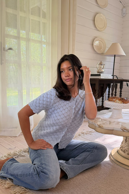 Julie | Feminin Strikket Cardigan I Blå Med Mønster
