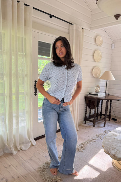 Julie | Feminin Strikket Cardigan I Blå Med Mønster