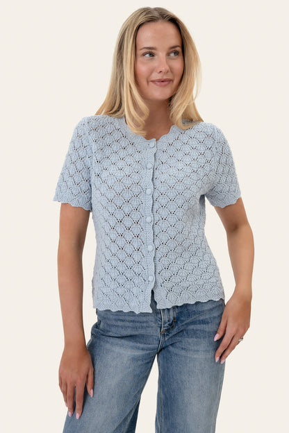 Julie | Feminin Strikket Cardigan I Blå Med Mønster