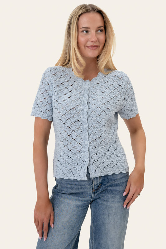 Julie | Feminin Strikket Cardigan I Blå Med Mønster