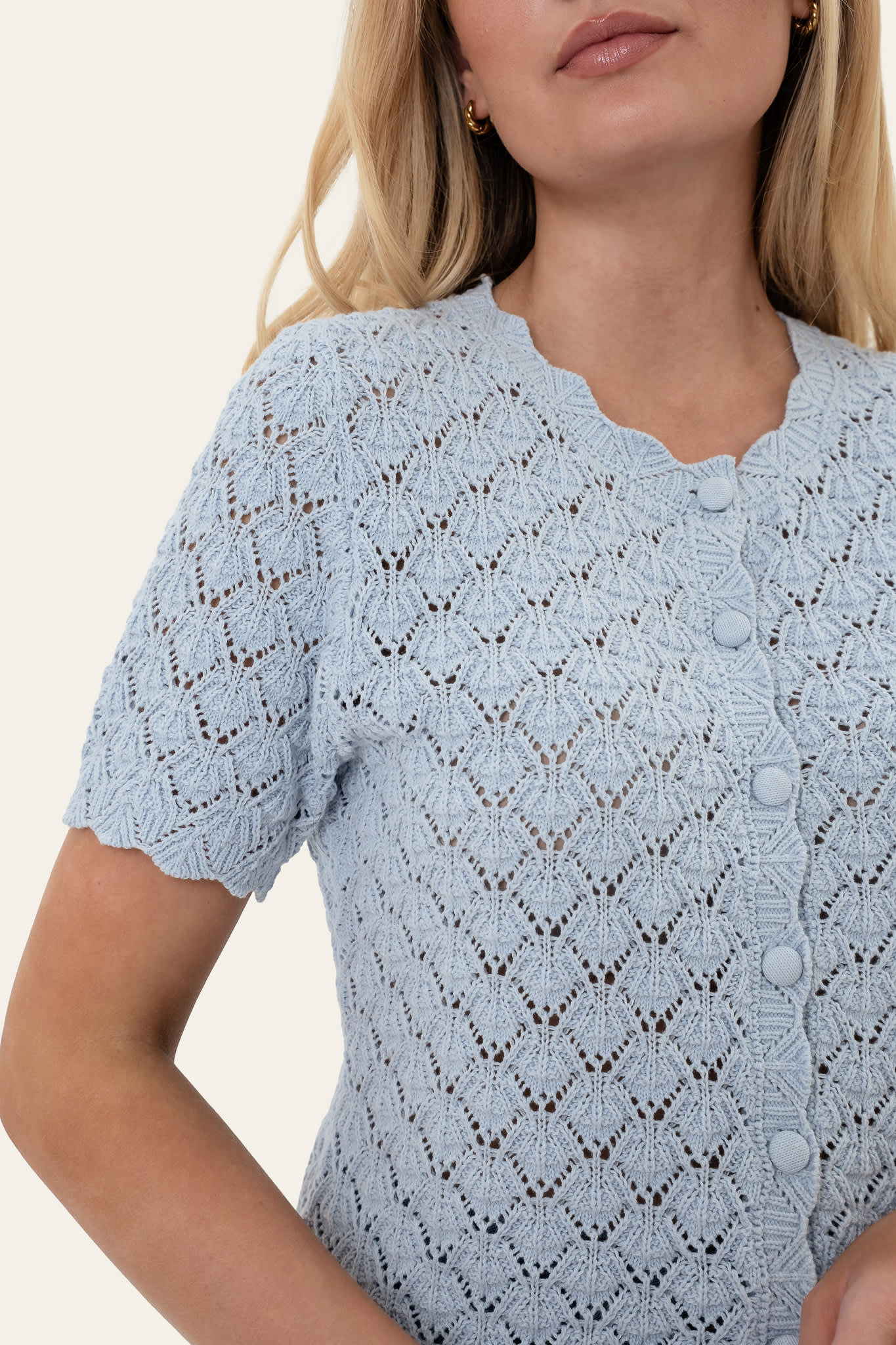 Julie | Feminin Strikket Cardigan I Blå Med Mønster
