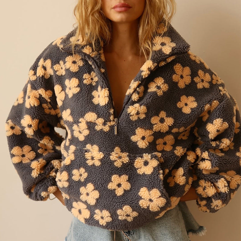 Emilia | Blød sherpa-hoodie med florale detaljer og afslappet pasform