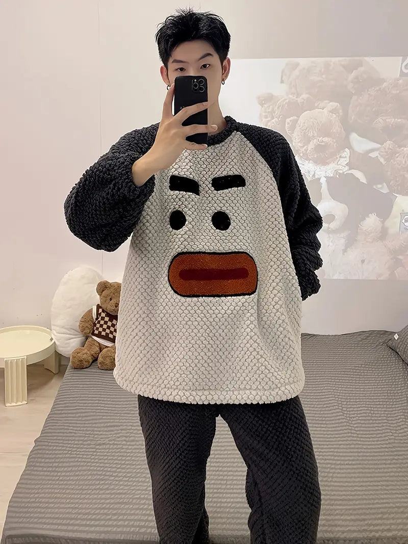 Jonas | Blødt Og Varmt Pyjamassæt Til Herre Med Broderet Motiv