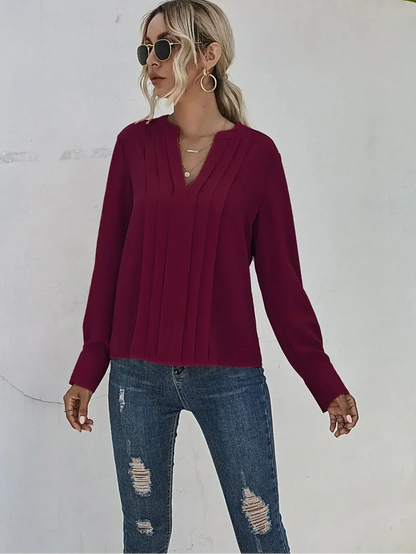 Bodil | Elegant plisseret bluse med slank v-hals og ynde