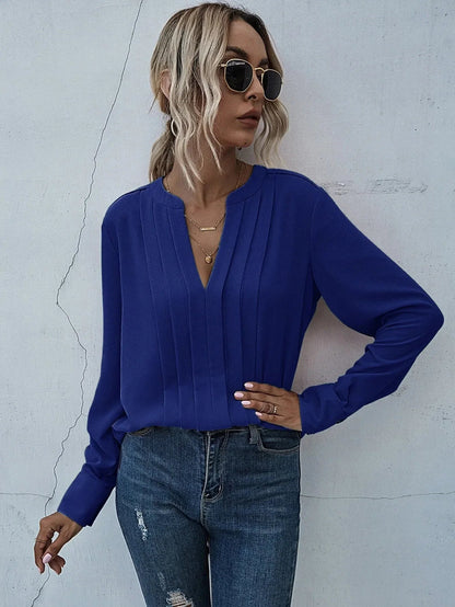 Bodil | Elegant plisseret bluse med slank v-hals og ynde