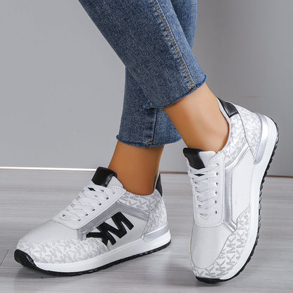 Nera - Sneakers med sikker snørelukning og polstret sål