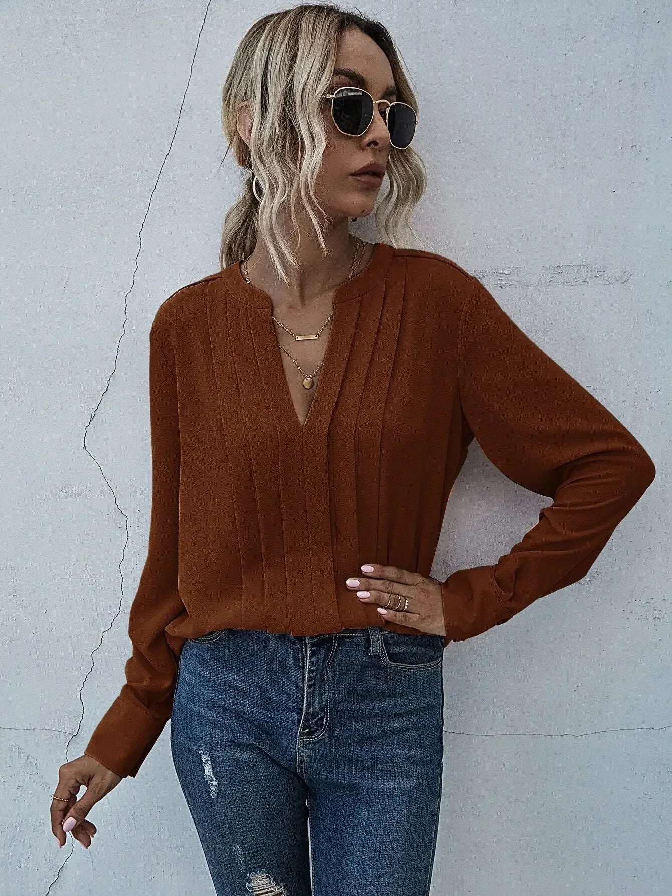 Bodil | Elegant plisseret bluse med slank v-hals og ynde
