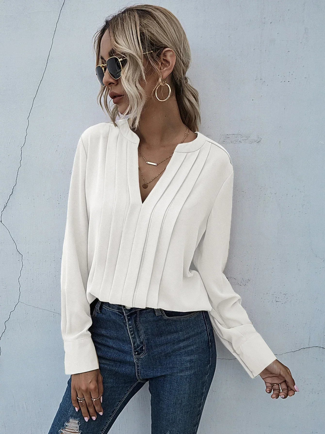 Bodil | Elegant plisseret bluse med slank v-hals og ynde